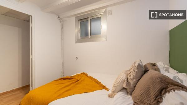 Se alquila habitación en piso de 4 dormitorios en Barcelona