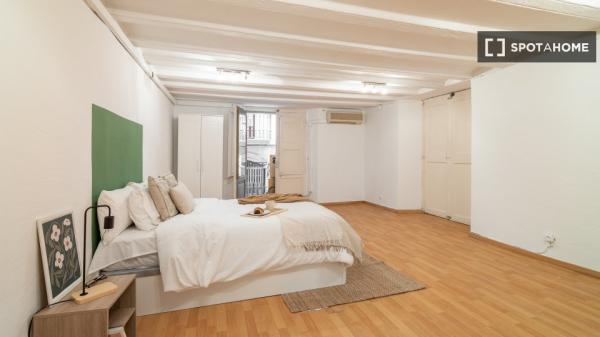 Se alquila habitación en piso de 4 dormitorios en Barcelona