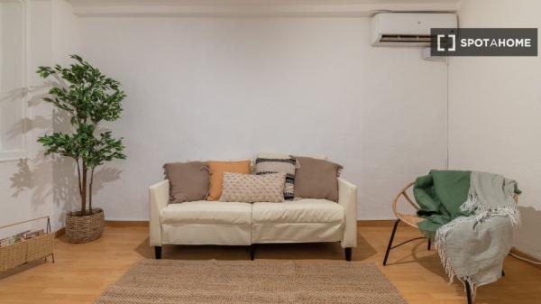 Se alquila habitación en piso de 4 dormitorios en Barcelona