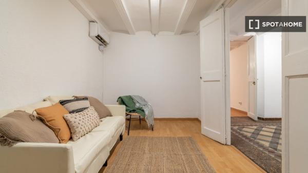 Se alquila habitación en piso de 4 dormitorios en Barcelona