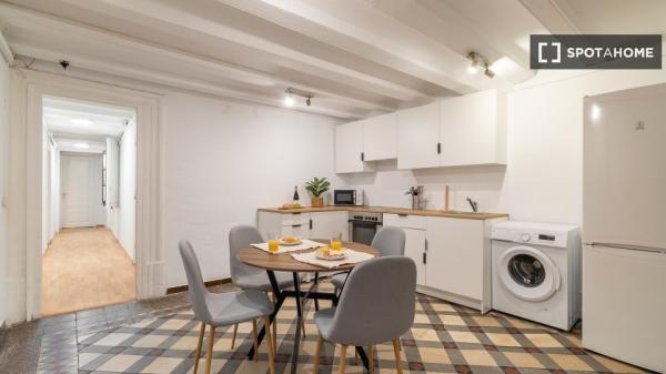 Se alquila habitación en piso de 4 dormitorios en Barcelona