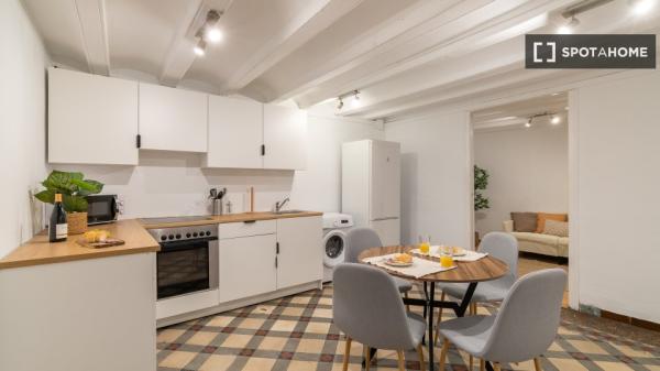 Se alquila habitación en piso de 4 dormitorios en Barcelona