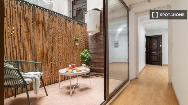 Se alquila habitación en piso de 4 dormitorios en Barcelona