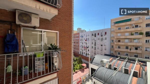 Se alquila habitación en apartamento de 6 habitaciones en Salamanca, Madrid.