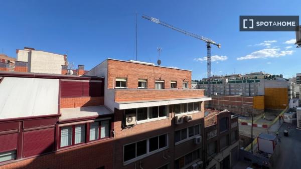 Se alquila habitación en apartamento de 6 habitaciones en Salamanca, Madrid.