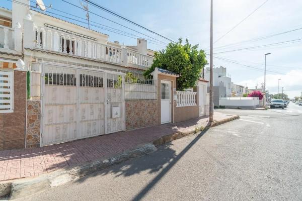 Casa independiente en calle Roberto Koch s/n