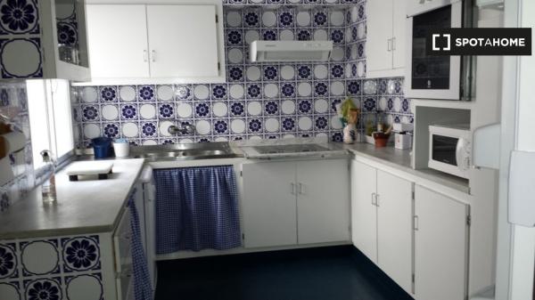 Room for rent in 6-bedroom apartment in Madrid