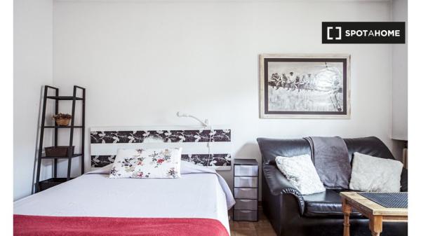 Room for rent in 6-bedroom apartment in Madrid