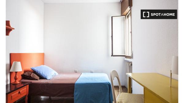 Camera in affitto in appartamento con 6 camere da letto a Madrid