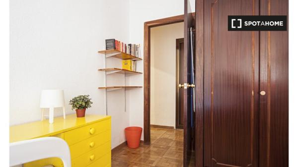 Room for rent in 6-bedroom apartment in Madrid