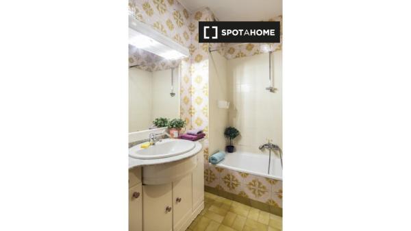 Pokój do wynajęcia w apartamencie z 6 sypialniami w Madrycie