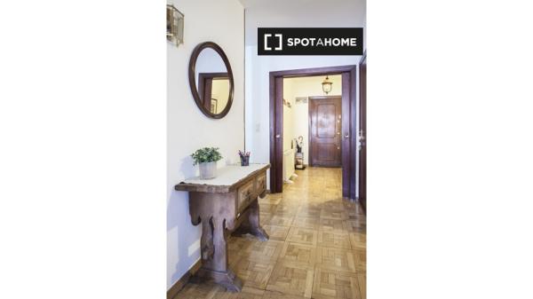 Pokój do wynajęcia w apartamencie z 6 sypialniami w Madrycie