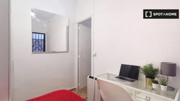 Chambre simple avec petit patio intérieur à louer à Barcelone