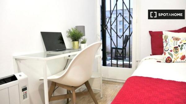 Chambre simple avec petit patio intérieur à louer à Barcelone