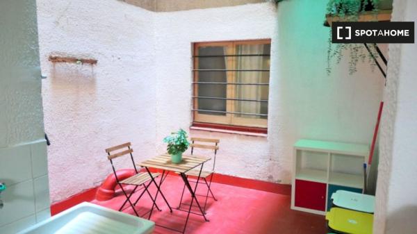 Chambre simple avec petit patio intérieur à louer à Barcelone