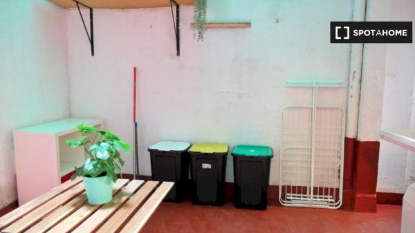 Chambre simple avec petit patio intérieur à louer à Barcelone