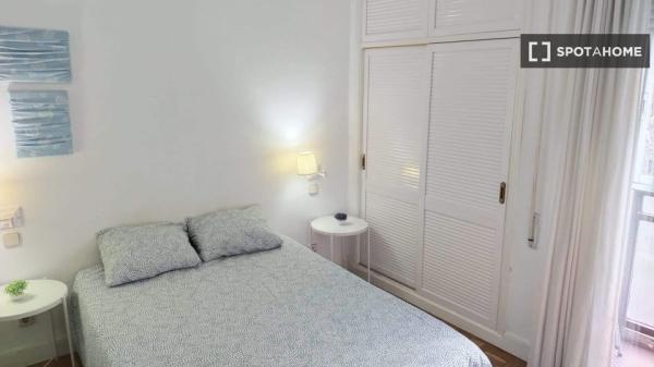 Quarto para alugar em apartamento de 2 quartos em Madrid