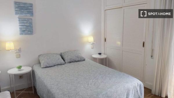 Quarto para alugar em apartamento de 2 quartos em Madrid