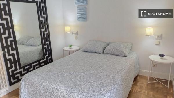 Quarto para alugar em apartamento de 2 quartos em Madrid