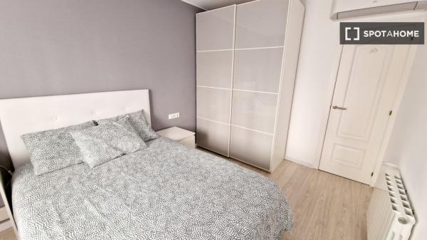 Stanze in affitto in un appartamento con 4 camere da letto a Barcellona