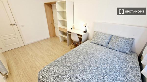 Stanze in affitto in un appartamento con 4 camere da letto a Barcellona