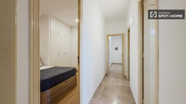 Camera in affitto in appartamento con 5 camere da letto a Barcellona