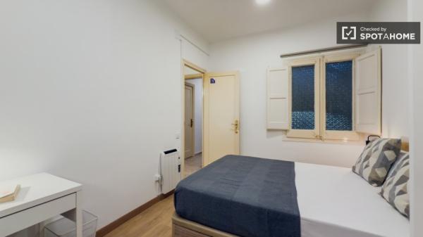 Camera in affitto in appartamento con 5 camere da letto a Barcellona