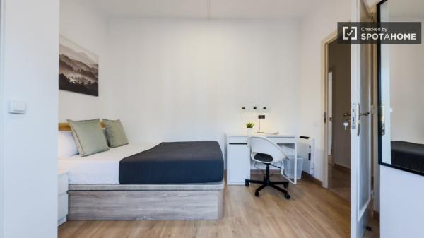 Camera in affitto in appartamento con 5 camere da letto a Barcellona