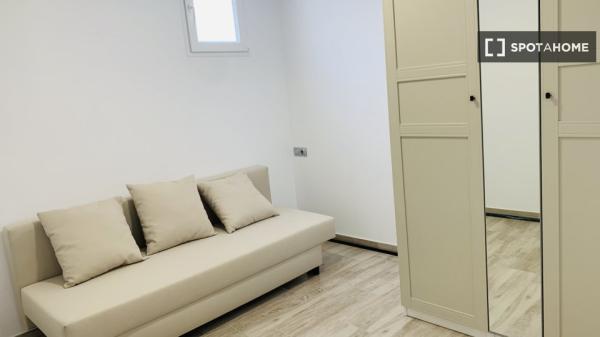 Whole 2 bedrooms apartment in València