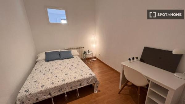 Se alquila habitación en piso de 3 dormitorios en Malasaña, Madrid