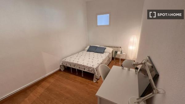 Se alquila habitación en piso de 3 dormitorios en Malasaña, Madrid