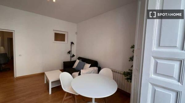 Se alquila habitación en piso de 3 dormitorios en Malasaña, Madrid