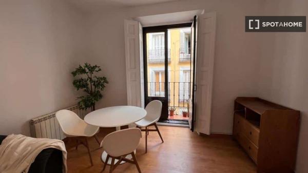 Se alquila habitación en piso de 3 dormitorios en Malasaña, Madrid