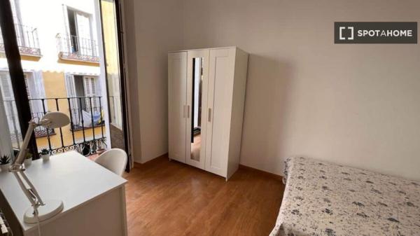 Se alquila habitación en piso de 3 dormitorios en Malasaña, Madrid