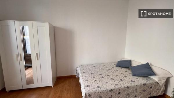 Se alquila habitación en piso de 3 dormitorios en Malasaña, Madrid