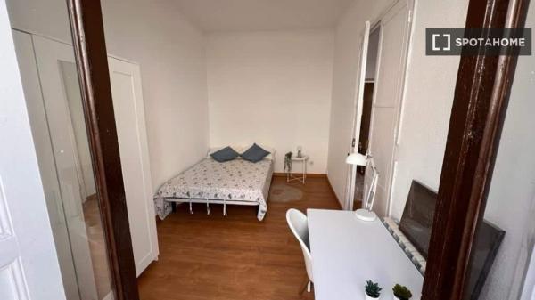 Se alquila habitación en piso de 3 dormitorios en Malasaña, Madrid