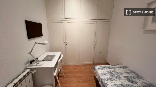 Se alquila habitación en piso de 3 dormitorios en Malasaña, Madrid