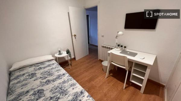 Se alquila habitación en piso de 3 dormitorios en Malasaña, Madrid