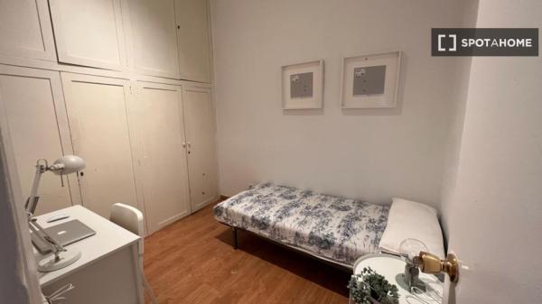 Se alquila habitación en piso de 3 dormitorios en Malasaña, Madrid