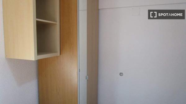 Se alquila habitación en apartamento de 3 dormitorios en Madrid