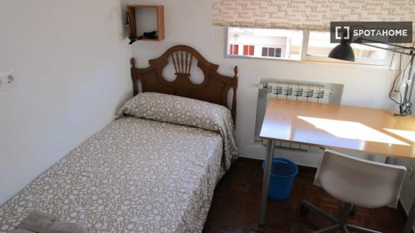 Se alquila habitación en apartamento de 3 dormitorios en Madrid