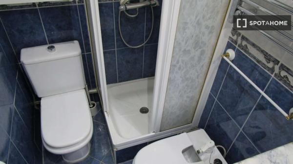 Se alquila habitación en apartamento de 3 dormitorios en Madrid