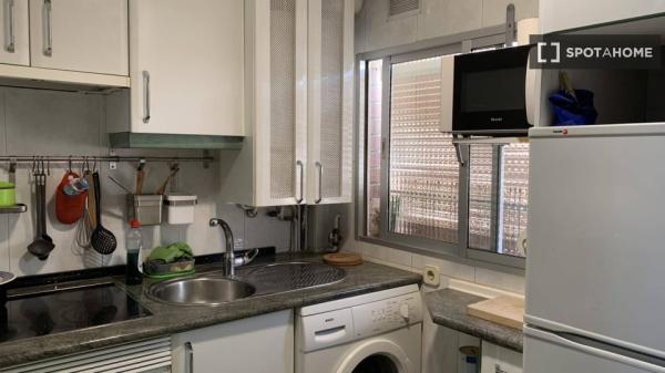 Se alquila habitación en apartamento de 3 dormitorios en Madrid