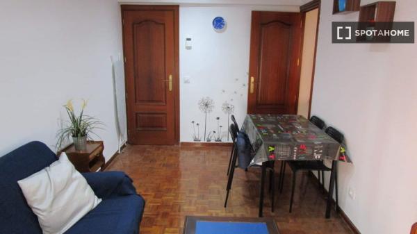 Se alquila habitación en apartamento de 3 dormitorios en Madrid