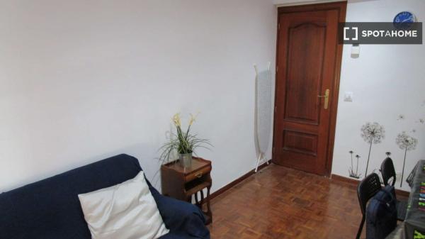 Se alquila habitación en apartamento de 3 dormitorios en Madrid