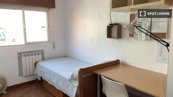 Se alquila habitación en apartamento de 3 dormitorios en Madrid