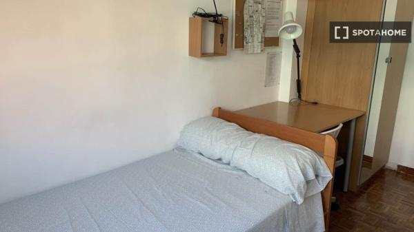 Se alquila habitación en apartamento de 3 dormitorios en Madrid