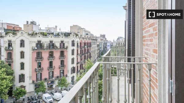 Room for rent in a 3-bedroom apartment in Barcelona