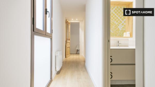 Se alquila habitación en piso de 3 habitaciones en Barcelona