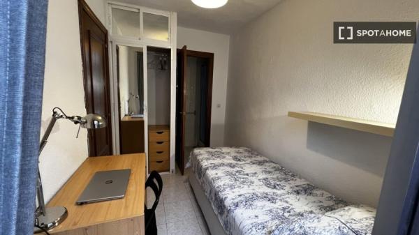 Chambre à louer dans un appartement de 4 chambres à Ríos Rosas, Madrid